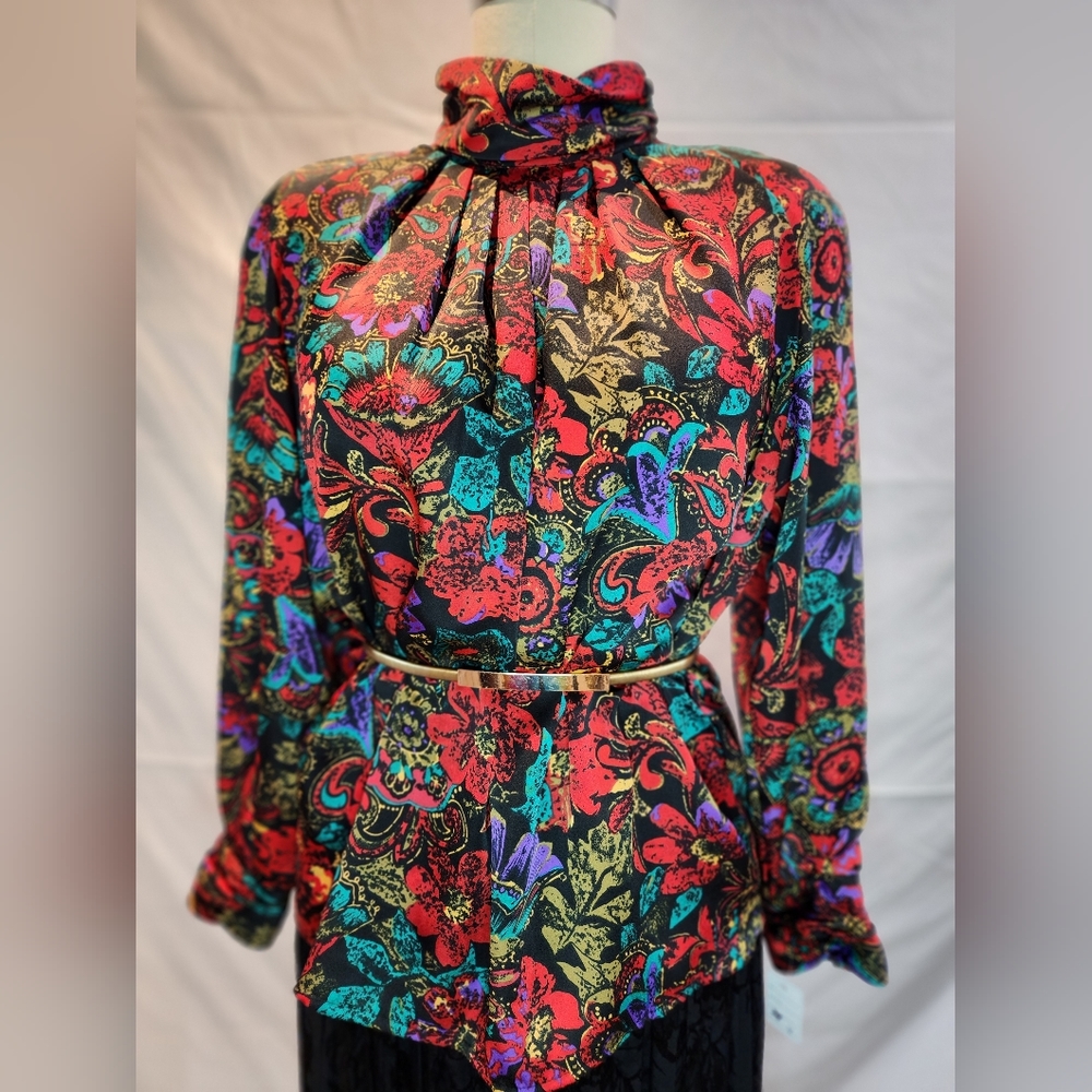 Vintage Worthington pleated long sleeve flower print blouse.